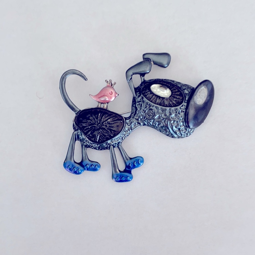 A lovely dog with bird brooch / pin - Picture 2 of 3